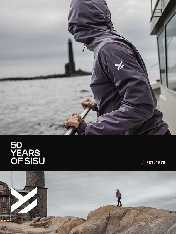 En person i orange Halti-jacka sitter utomhus, logotypen syns på ärmen. Nedanför vandrar två personer nära vatten. Texten lyder: