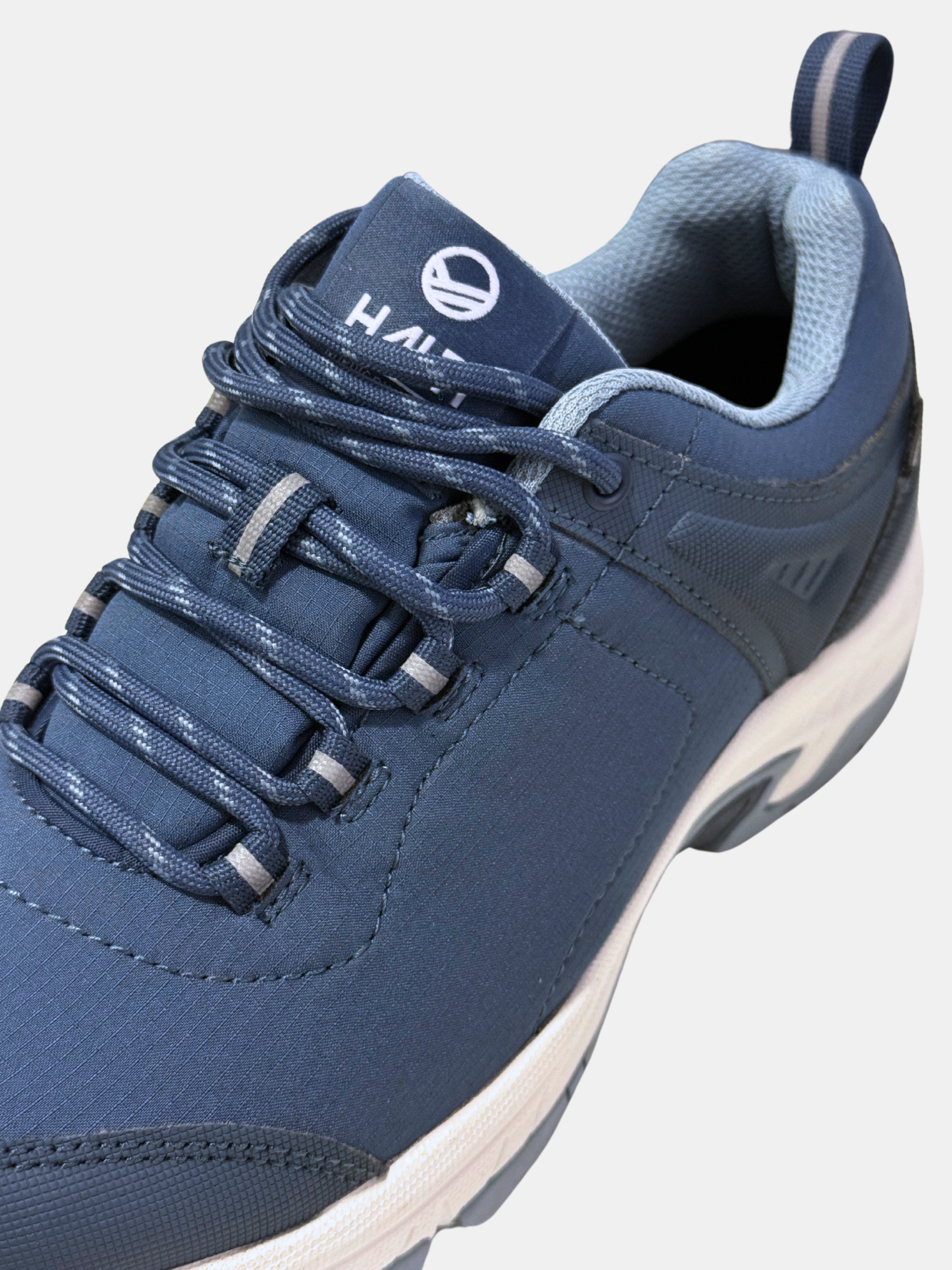 Närbild på Halti Outdoorskor DX Low Dam, blå med grå skosnören, GripmaxX Antislip-sula och vit sula.