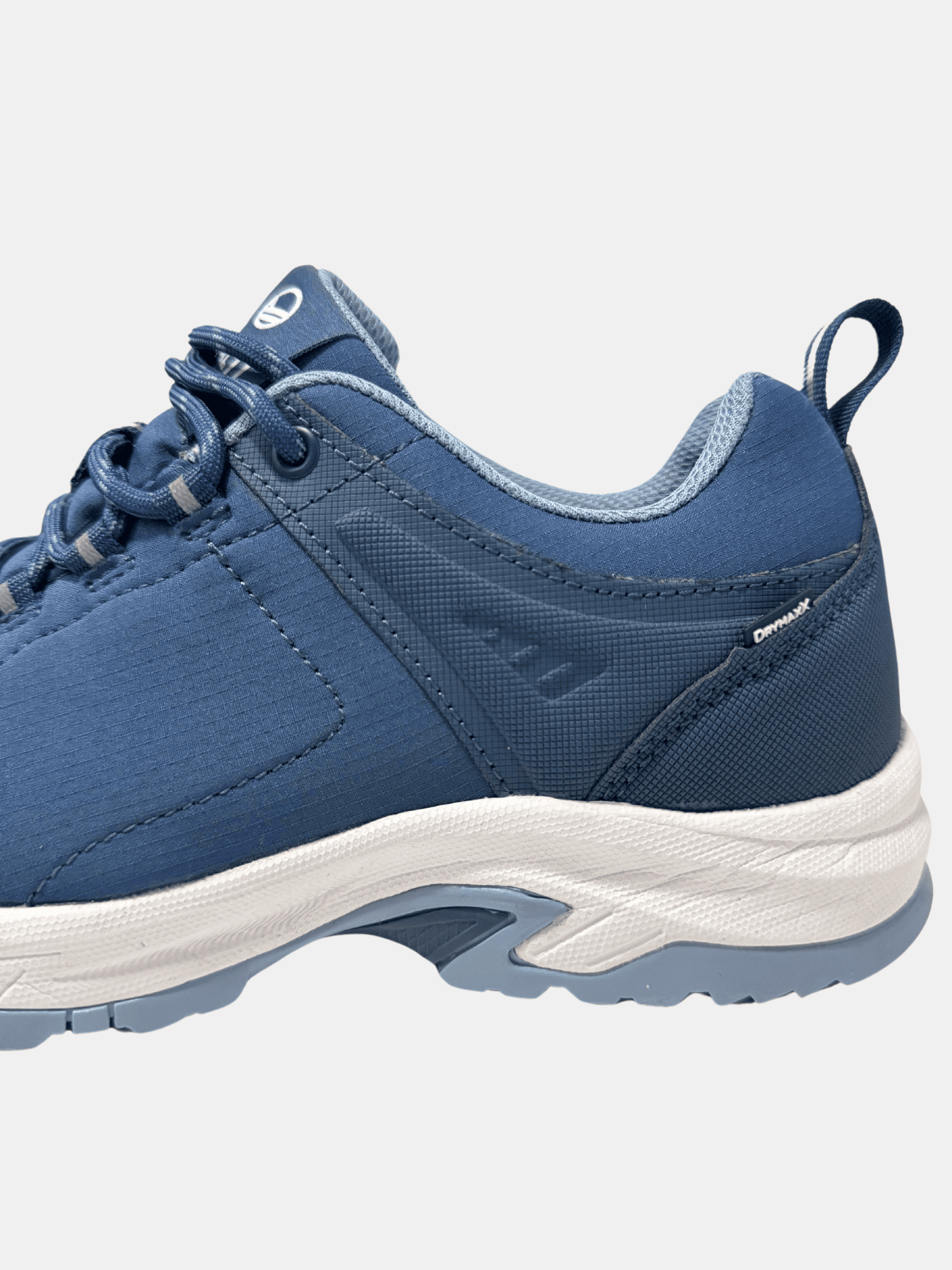 Närbild från sidan av Halti Outdoorskor DX Low Dam, en blå sko med GripmaxX Antislip-sula och ljusblå botten.