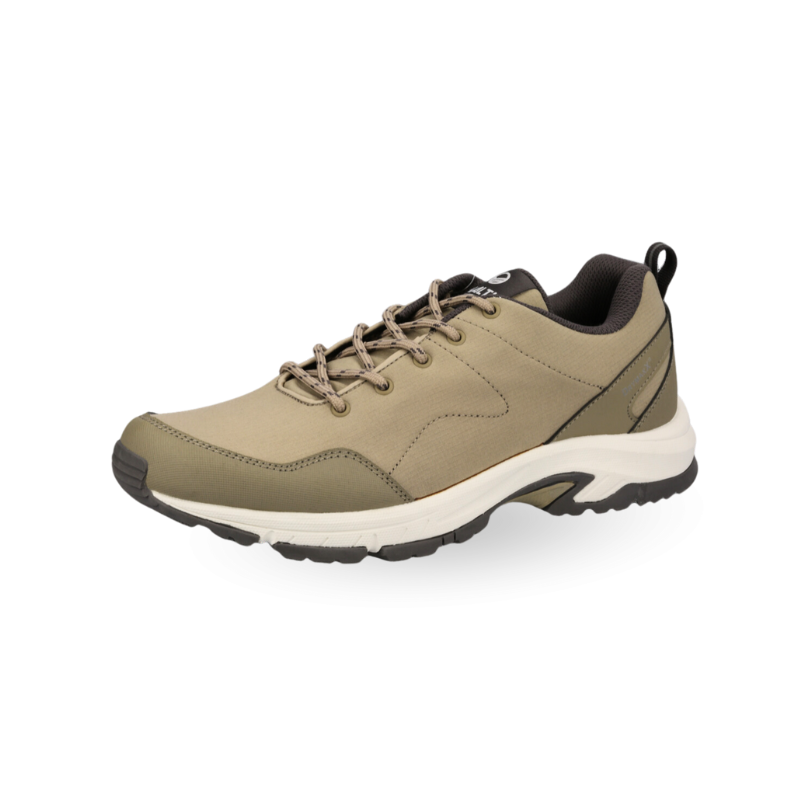 En Halti Retki Low Herr DrymaxX friluftssko i khaki med svarta detaljer och en vit mellansula på vitt.