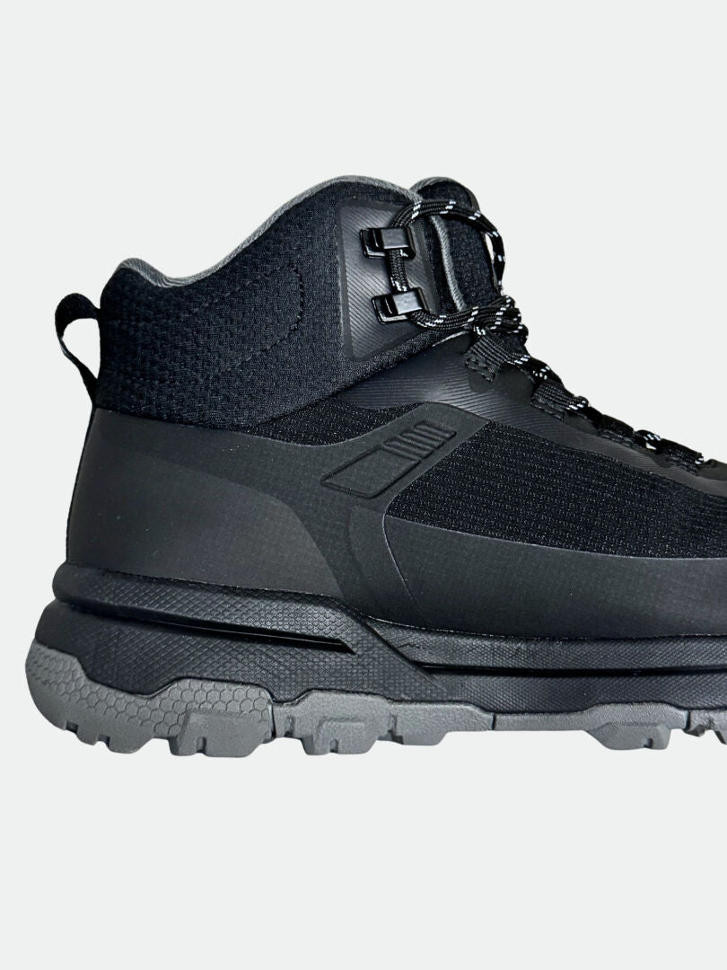 Halti Fara 3 DX Mid Outdoorskor Herr, en svart/grå vandringskänga med robust sula, visad från sidan.
