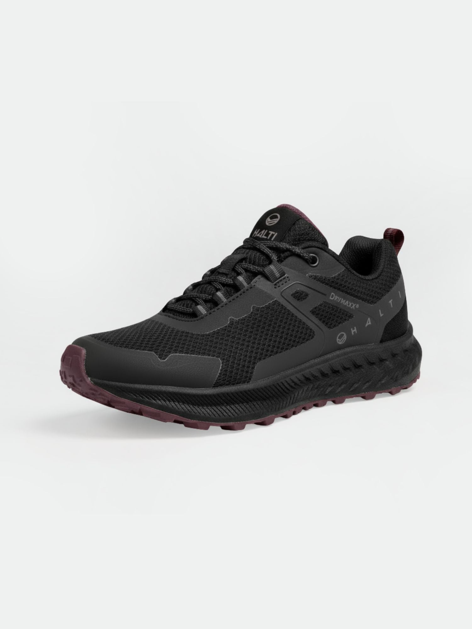 Halti Pallas Low 2 DrymaxX Hybrid Sneaker Herr i svart med Michelin Offroad-sula, återvunnen mesh, på vit bakgrund.