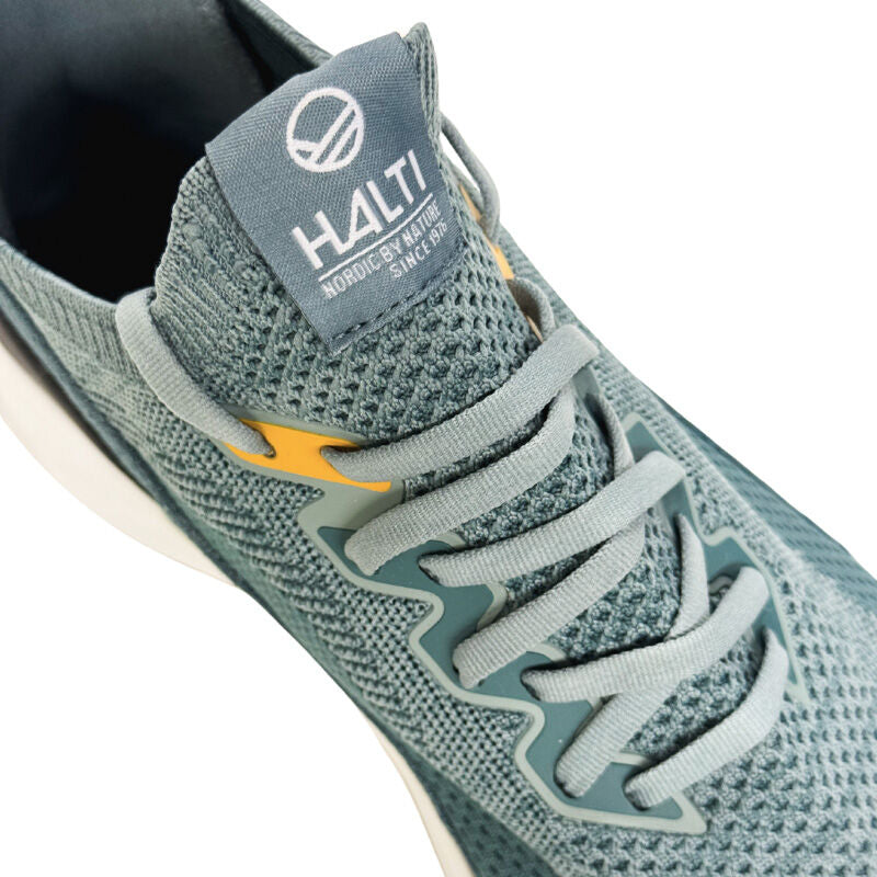 Närbild på den gröna Halti Sottung Sneaker Herr med mesh-ovandel i återvunnen polyester och Boomax-mellansula.