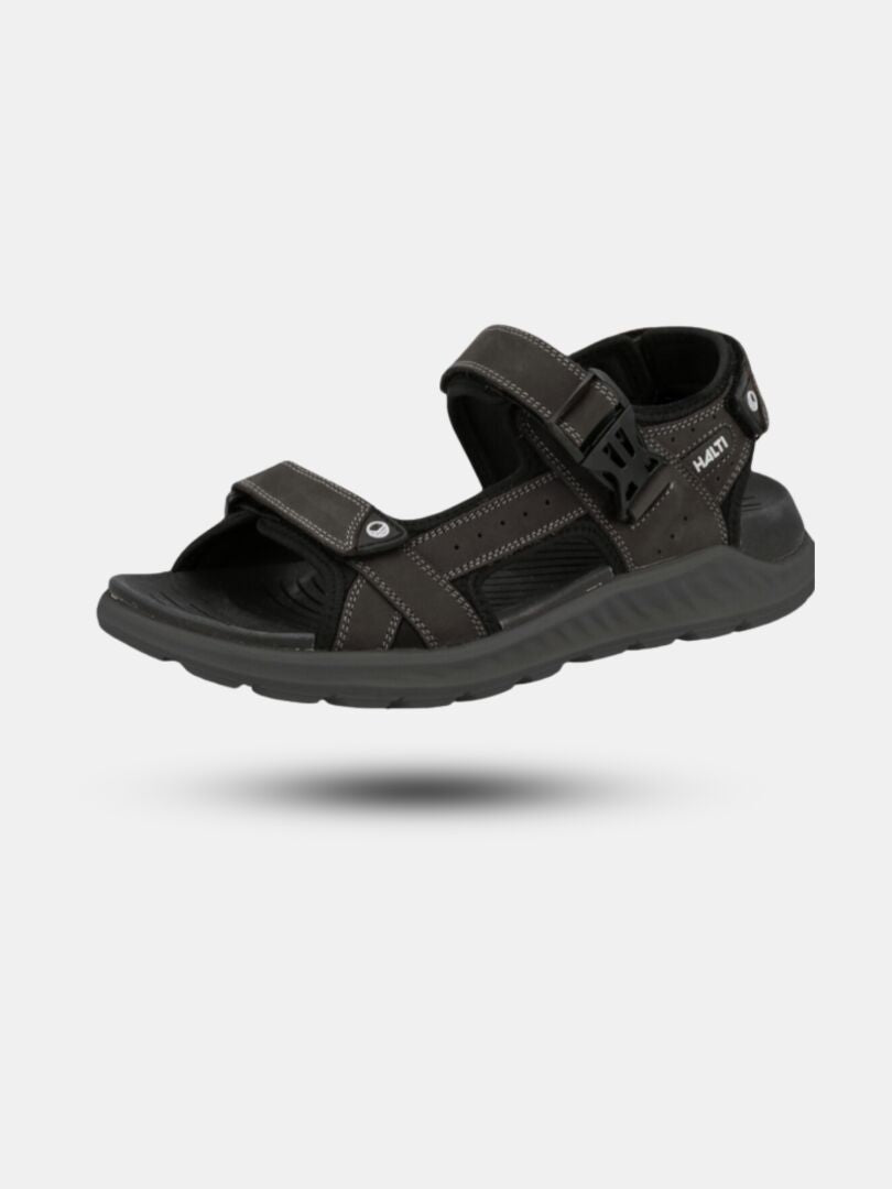 Halti Sora-sandalen är svart med justerbara remmar, EVA-fotbädd och synliga sömmar mot en ljus bakgrund.