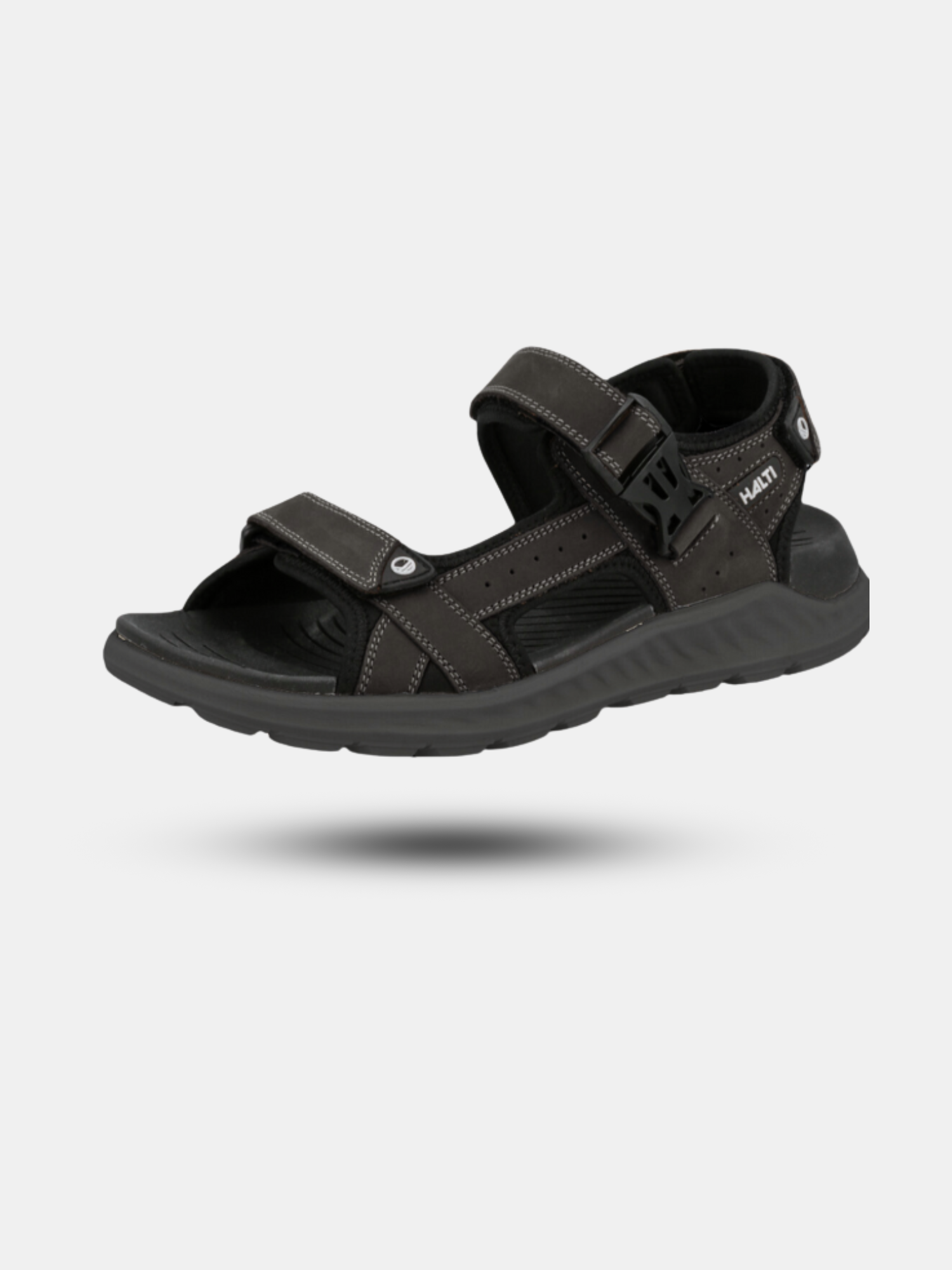 Halti Sora Sandal: svart, två bara remmar, ergonomisk EVA-fotbädd och synliga sömmar på grå bakgrund.
