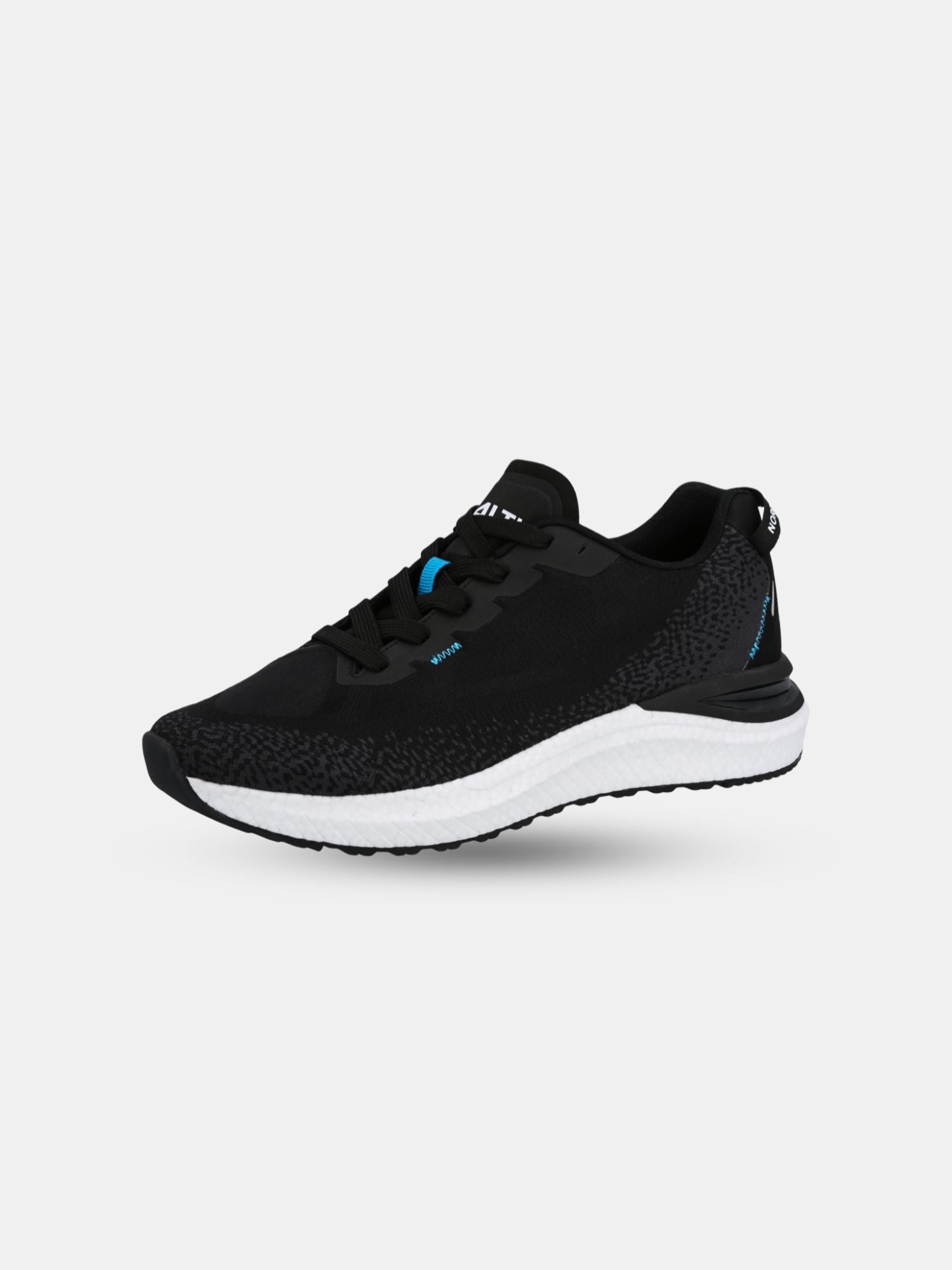Halti Gale 2 BX Sneaker Herr har en svart ovandel, vit sula, blå detaljer och CoolmaxX-nätfoder.