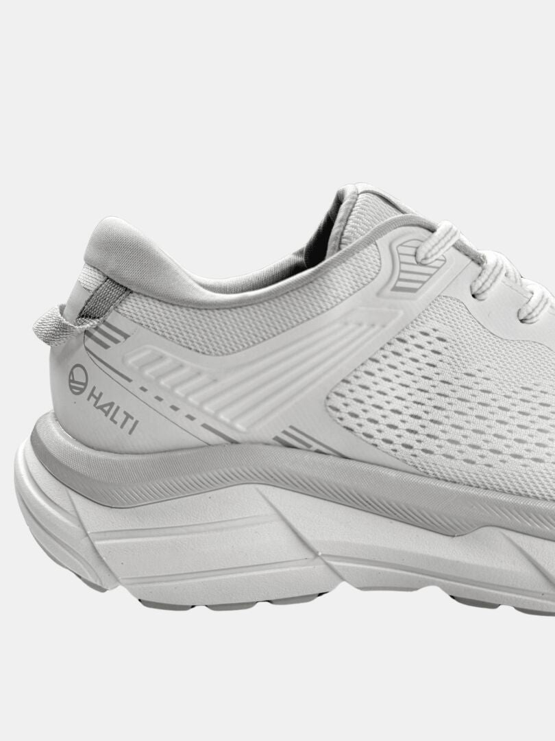 Närbild av Halti Tempo 3 Sneaker Herr: vit, mesh-ovandel, Phylon-sula, Halti-logotyp på sidan.
