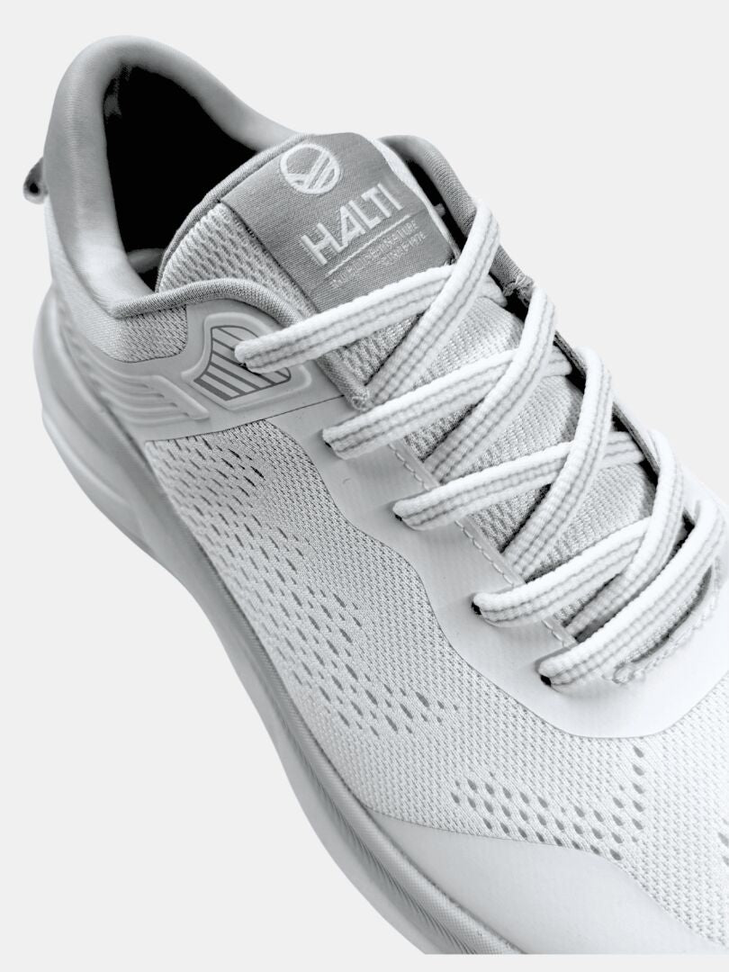 En närbild av Halti Tempo 3 Sneaker Herr i vitt, med mesh-tyg, Phylon-mellansula och snörning.
