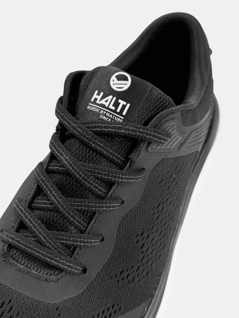Närbild på Halti Tempo 3 Sneaker Herr i svart med svarta snören, vit logotyp och bekväm Phylon-mellansula.