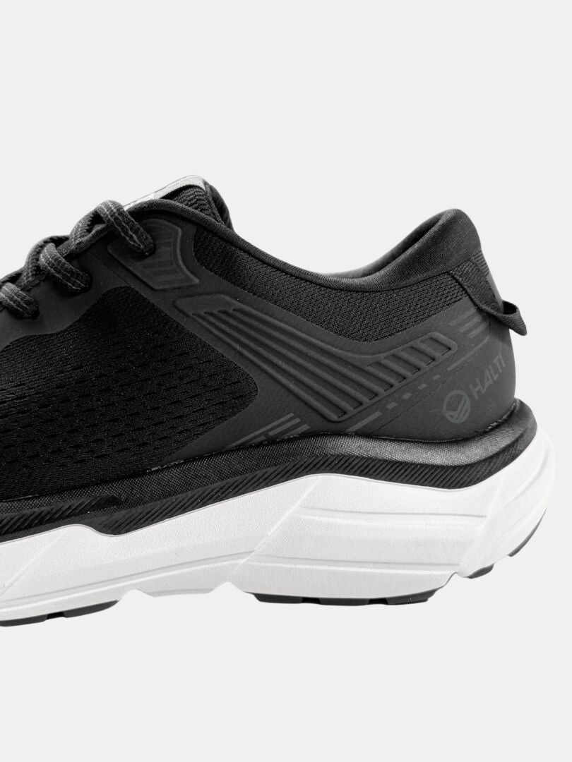 Halti Tempo 3 Sneaker Herr är en svart sportsko med en tjock vit sula och comfort+ innersula, visad från sidan.