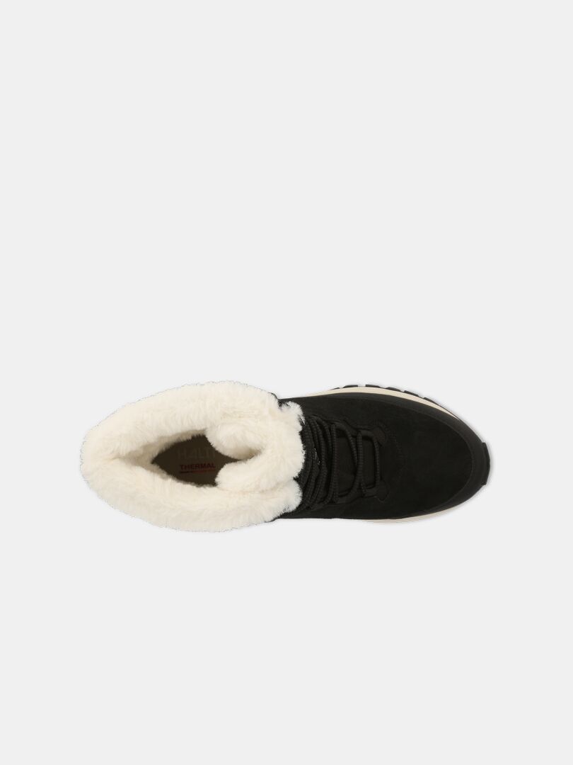 En vy uppifrån av Halti Tornio 2 DX Vinterskor med vitt fluffigt foder och skosnören mot en ljus bakgrund.