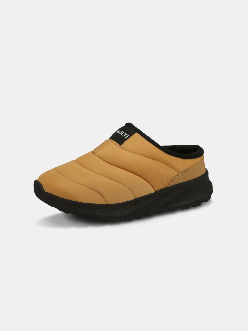 Halti Rest 2 Tofflor: Beige tofflor med quiltat överdel, svart sula, innersula av minnesskum och svart kant på vit bakgrund.