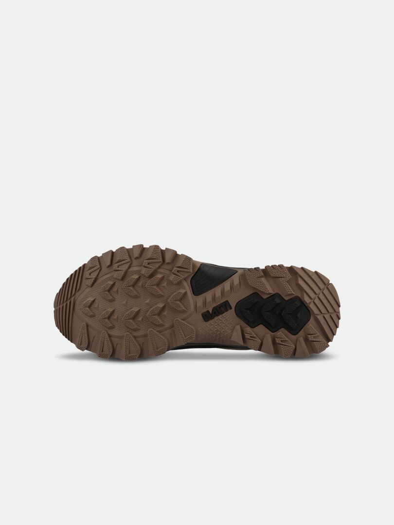 Halti Nuuksio Mid 2 DX Outdoorskor Dam med brun sula, djupa mönster och svarta detaljer mot vit bakgrund.