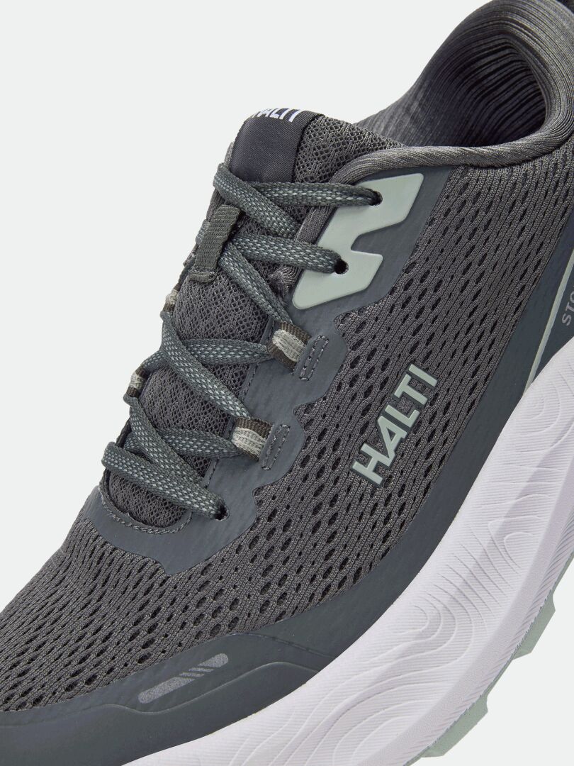 Närbild på Halti Rapid 2 Sneaker Herr – grå ovandel i mesh, tjock vit sula, perfekt för vardagspromenader.