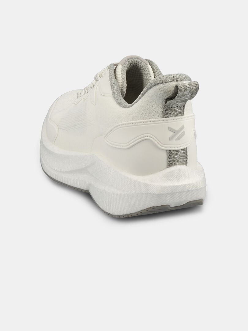 Halti Syke Sneaker Herr är en vit sko med BoomaxX ETPU-skum, grått foder och en strukturerad sula, visad bakifrån/från sidan.