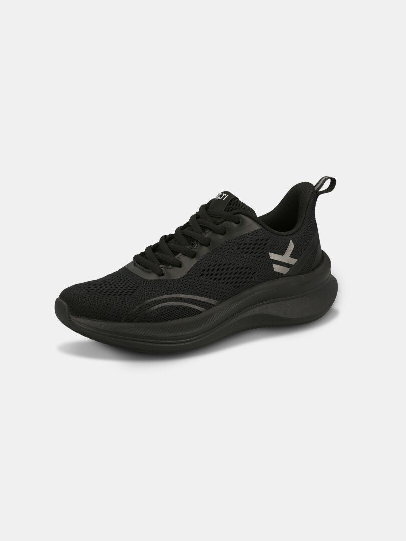 Halti Frisk Sneaker Dam: snörning i svart mesh med vit logotyp och tjock böjd sula på vit bakgrund.