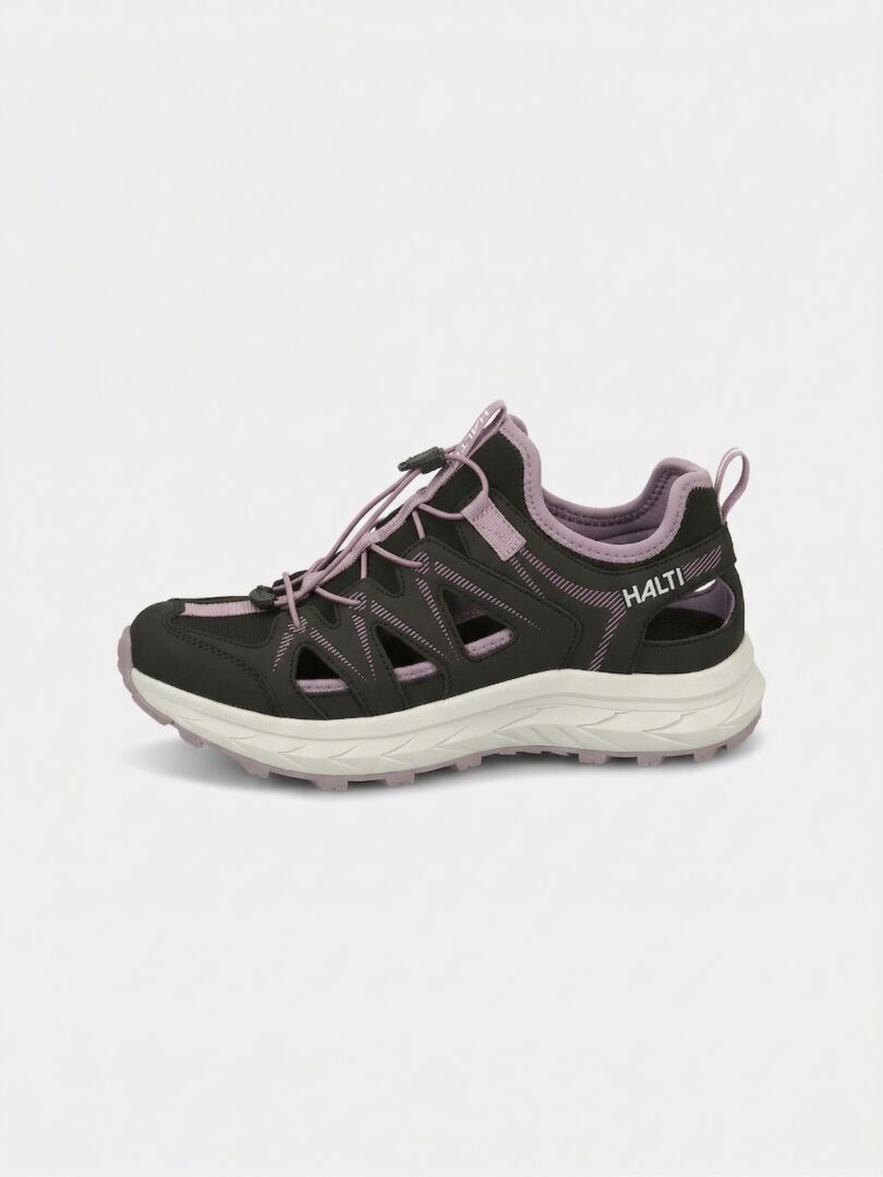 Seili Hybrid Sandal Dam från Halti är en svart och lavendelfärgad sandal-sneaker med tjock sula och snörning med knytband.