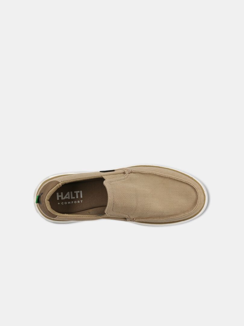 Vy uppifrån på Lido Canvas Skor Herr från Halti, en beige slip-on loafer för herr med HALTI COMFORT på innersulan.