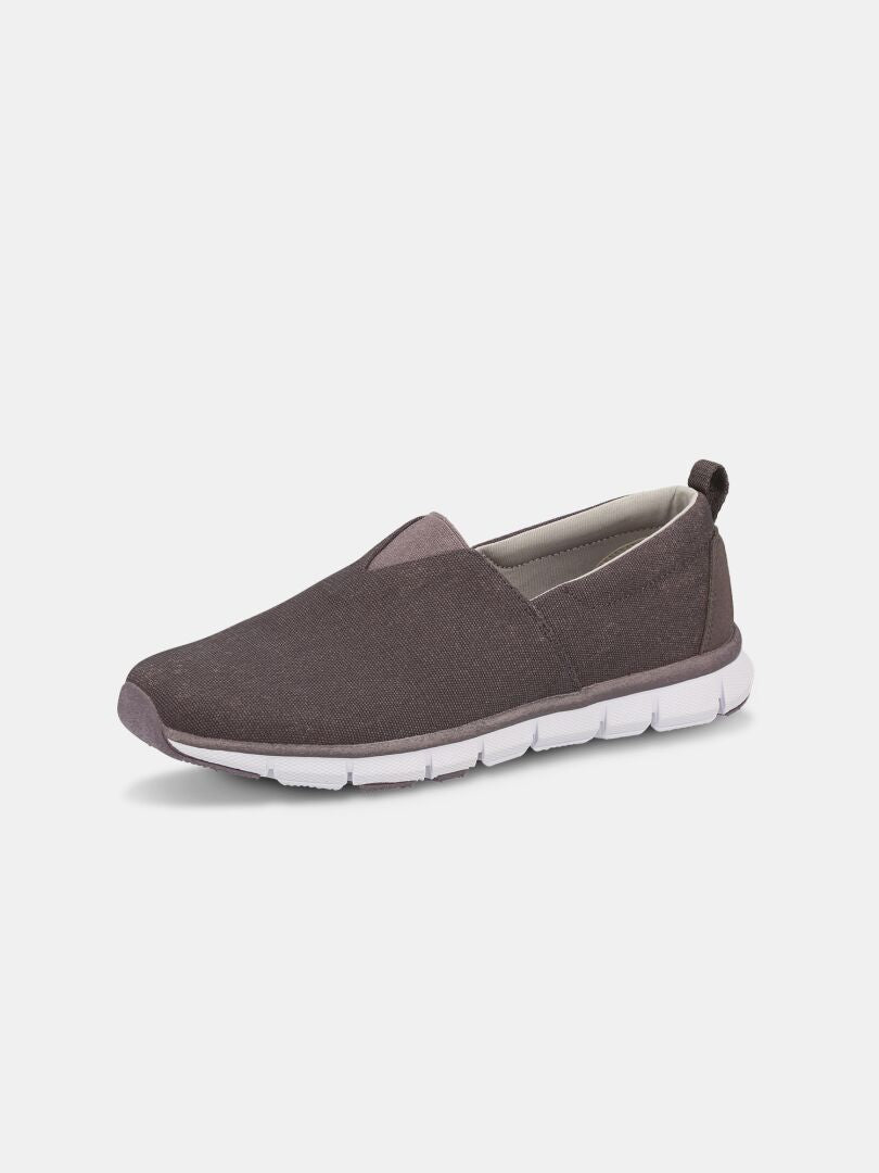 Halti Lente Canvas Skor Dam, bruna slip-ons med vit sula, återvunnen bomull, vy framifrån mot vit bakgrund.