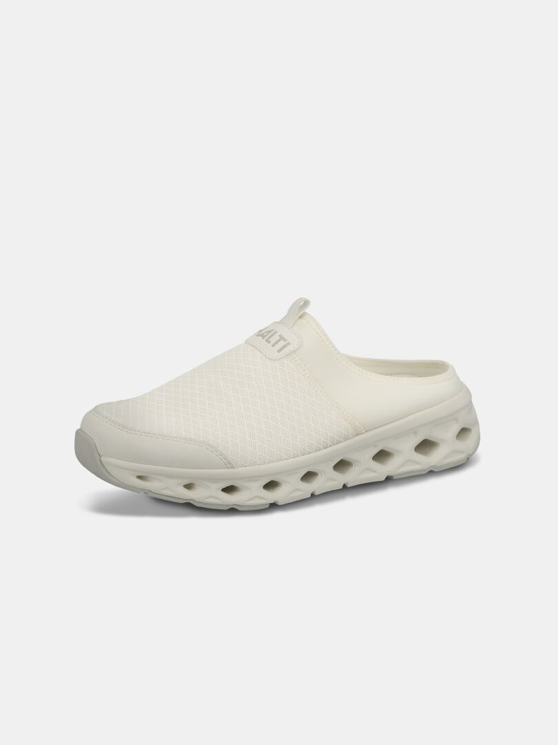 Halti Lago 3 Sandal – vit slip-on-sko med ventilerande mesh och en tjock, lätt och bekväm sula mot vit bakgrund.