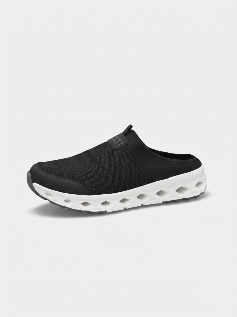 Halti Lago 3 Sandal – svart, lätt och bekväm sandal med vit, strukturerad sula mot en enkel vit bakgrund.