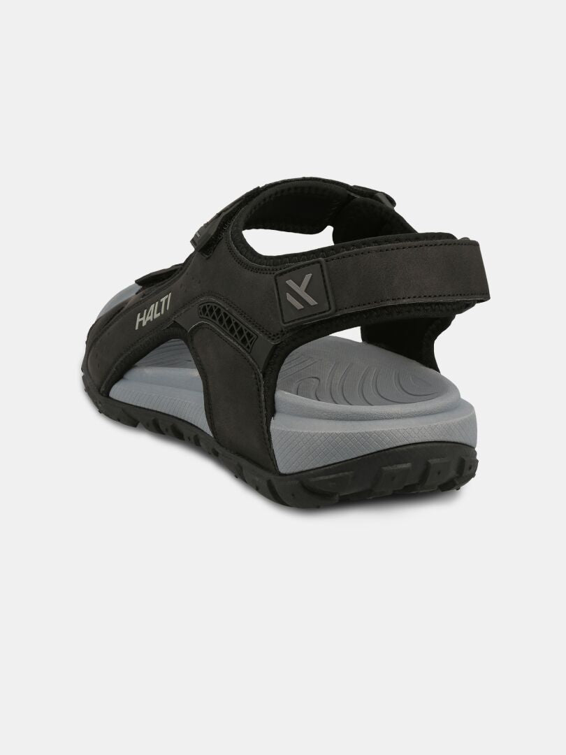 Halti Route 2 Sandal, i svart och grått, har justerbara remmar, ergonomisk fotbädd och en robust sula - bakifrån sett.