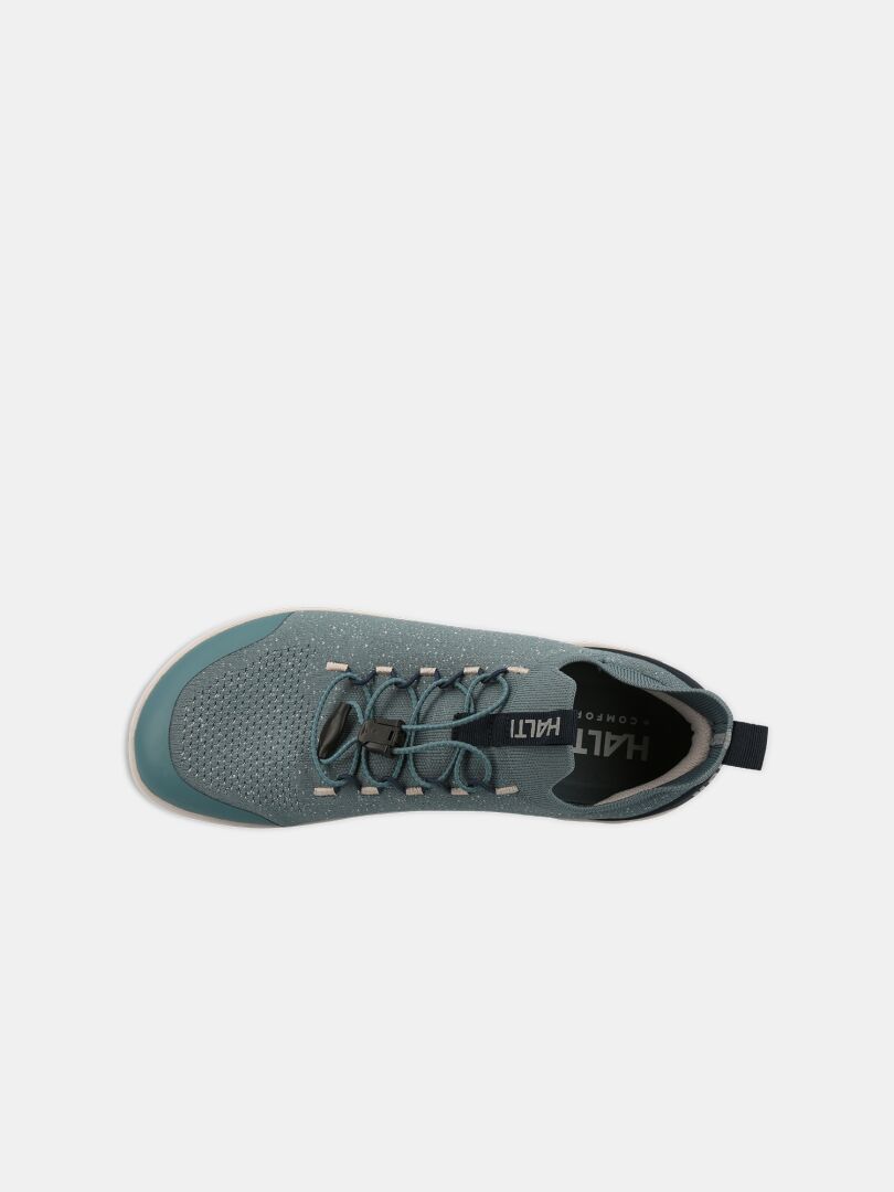 En vy uppifrån av Halti Vire Barfotaskor Herr i teal med skosnören och en svart dragflik på hälen mot en vit bakgrund.