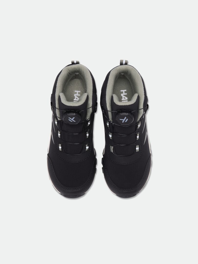 Ett par svarta Tribe Dada DX Outdoor Skor Junior-sneakers med högt skaft och Freelock-snörningssystem, sett ovanifrån.