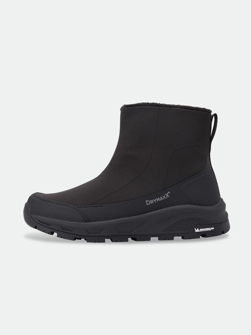 Vinterstövlar av modellen Black Halti Kajuk Mid DX IC med en tjock, mönstrad Michelin Ice Grip-sula.