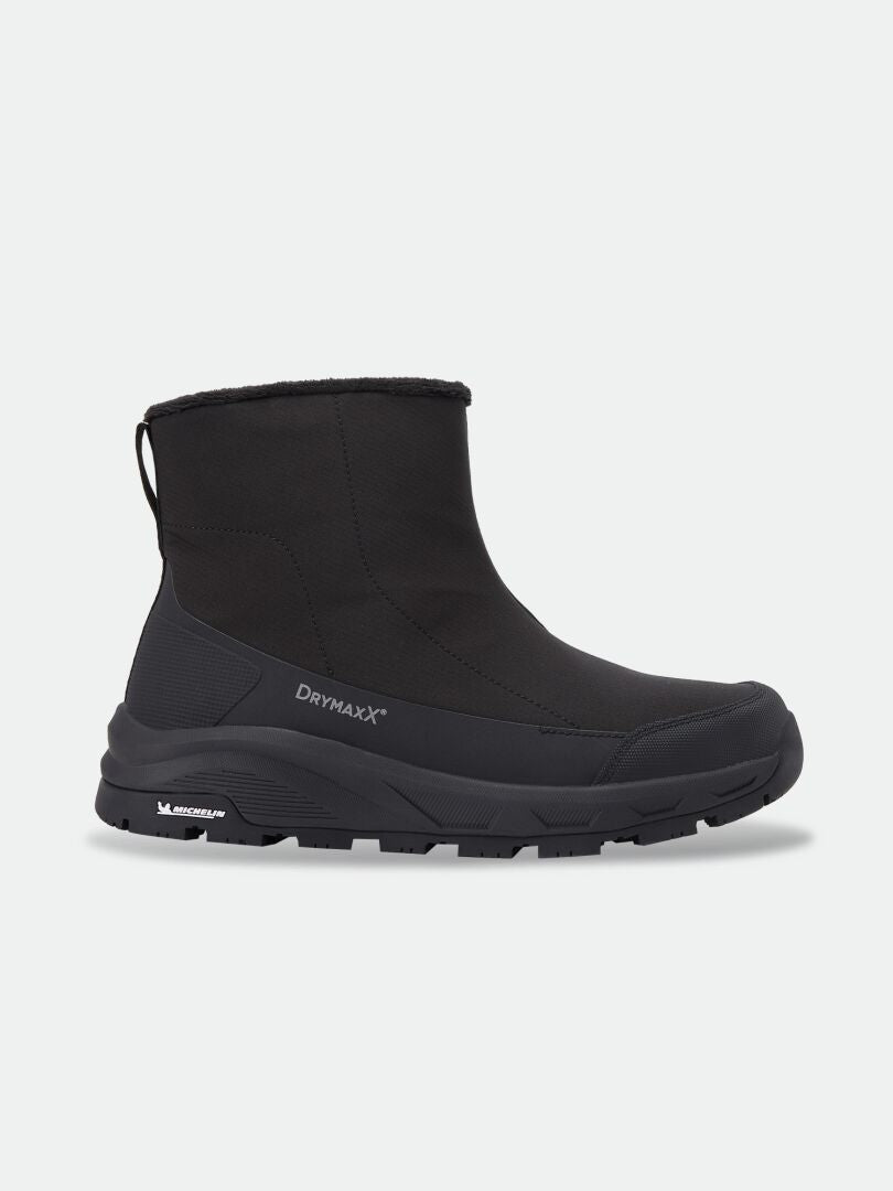 Vinterstövlarna Black Halti Kajuk Mid DX IC med en mönstrad Michelin Ice Grip-gummisula och DrymaxX-logotyp på sidan.