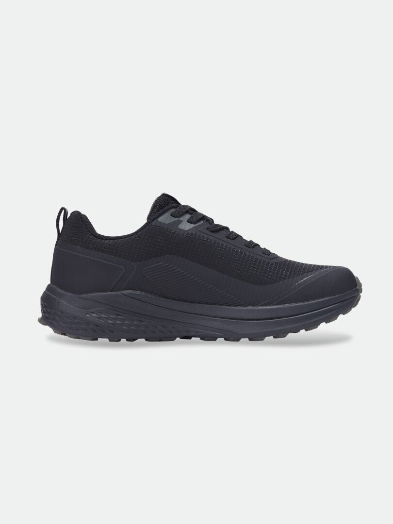 Halti Asento DX Outdoorskor Herr är en svart sportsko i mesh med noll drop, strukturerad sula och snörning.