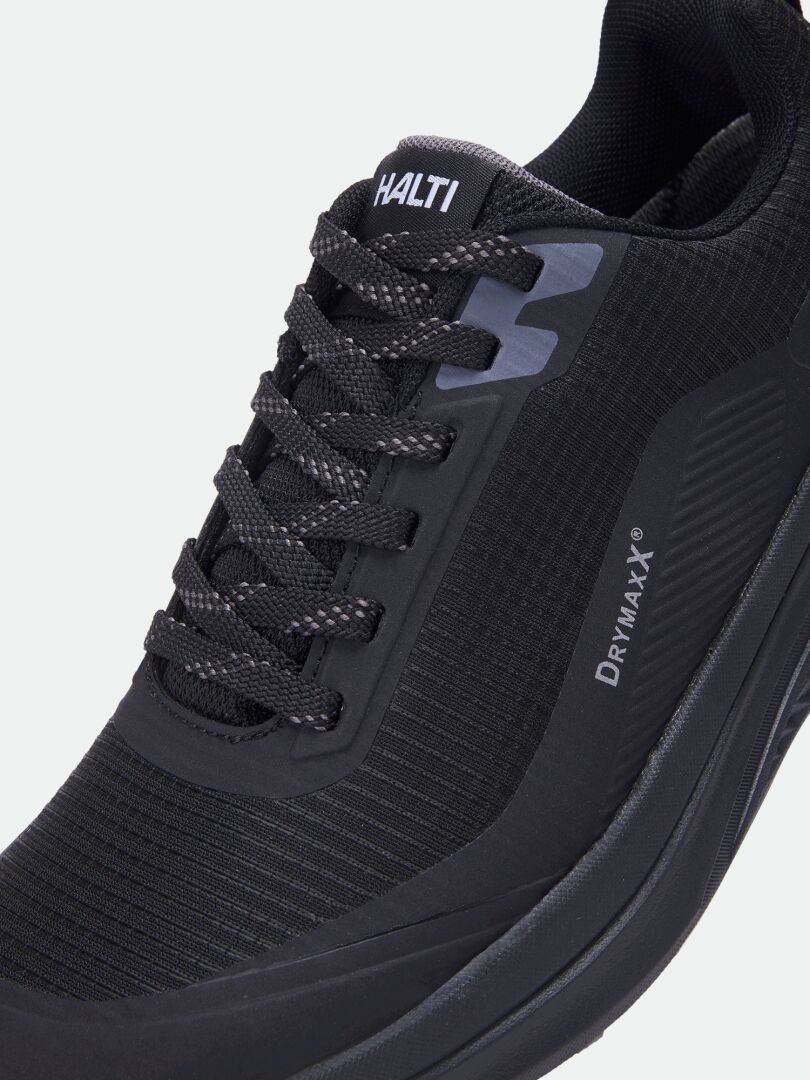 Närbild på Halti Asento DX damskor för utomhusbruk med DRYMAXX-logotyp, sula med noll fallhöjd, skosnören och strukturerade detaljer.