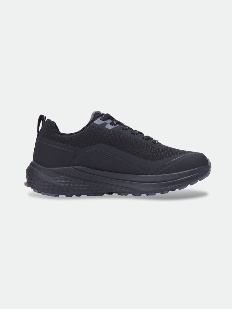 Halti Asento DX Outdoorskor Dam är en svart sneaker med ovandel i mesh, strukturerad sula och snörning utformad enligt barfotaprincipen.