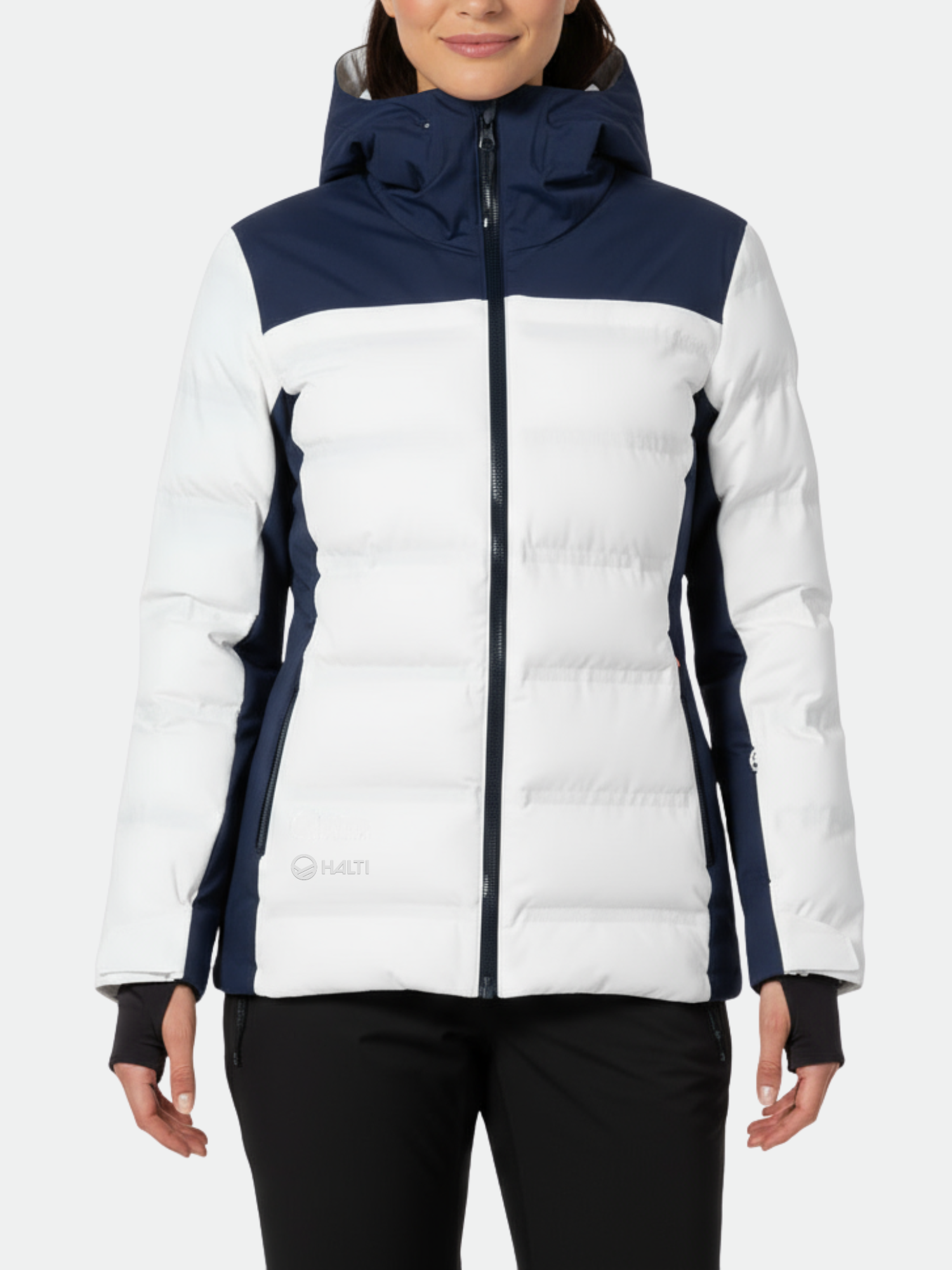 En person i Halti Lis Dam DrymaxX skidjacka och svarta byxor, vänd framåt.