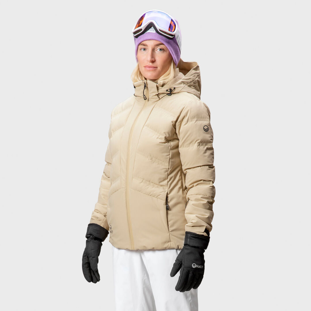 En person i en Halti Nordic Arcty Skijacka Dam med Microtherm® Arcty-isolering poserar mot en slät bakgrund.