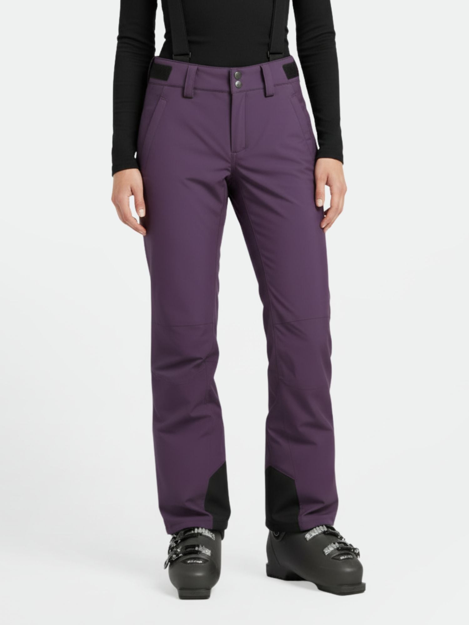 Iförd Halti Trusty DrymaxX Skidbyxor Dam står en person i lila och svarta pjäxor redo för vinteridrott.