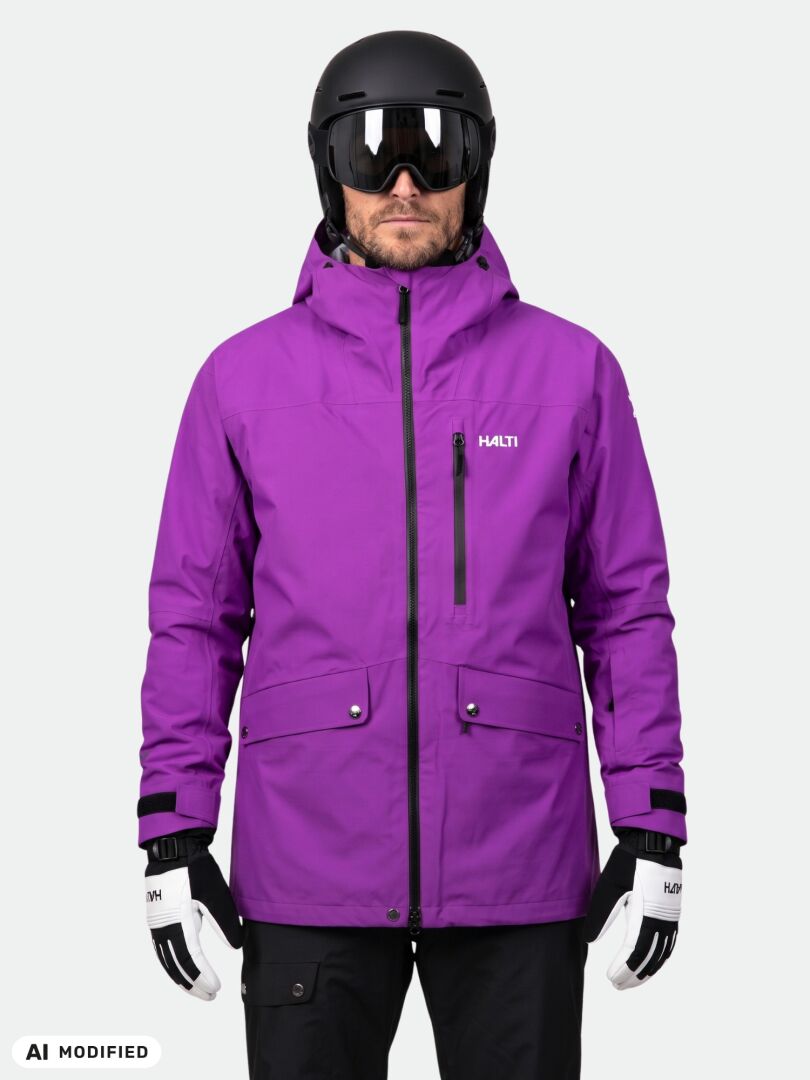 En person som bär en lila Halti Settler 3L DX Skidjacka Herr, svart hjälm, skidglasögon och handskar.