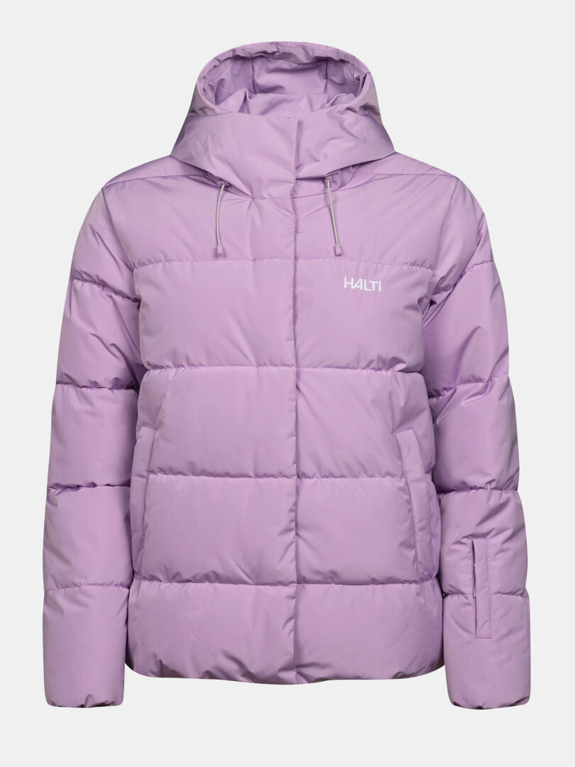 Ljuslila Halti Ascloud Puffer Skidjacka för dam med huva och dragkedja fram, HALTI-logotyp på enfärgad bakgrund.