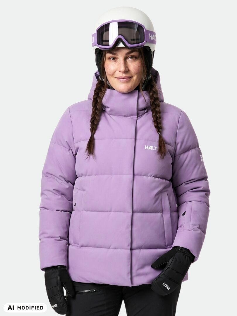 En kvinna klädd i en lila Halti Ascloud Puffer Skidjacka Dam Plus med huva, hjälm och skidglasögon.