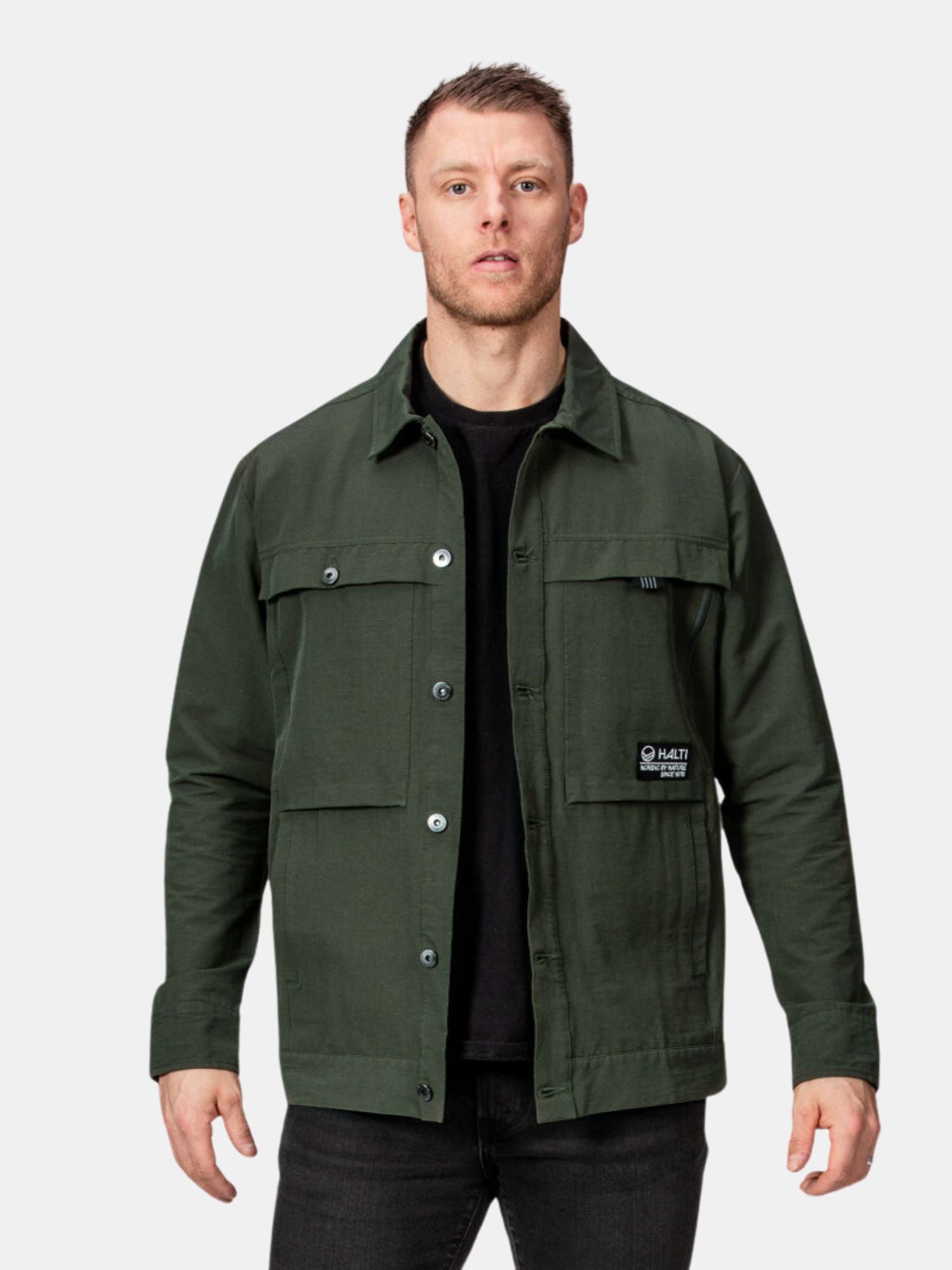 Man som bär Halti Easy Hike Skjortjacka Herr, perfekt för friluftsäventyr med utmärkt andningsförmåga.