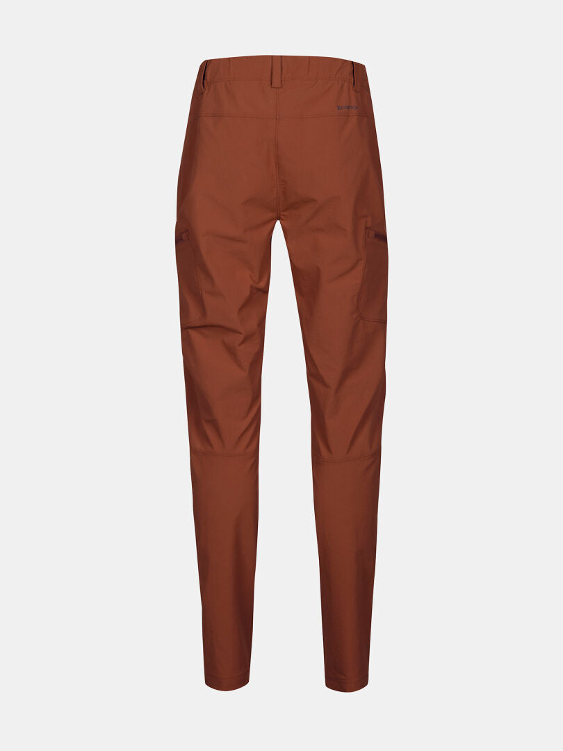 Rostfärgad Halti Pallas Evo X-stretch Byxor Dam med bälteshällor och sidofickor, perfekt för friluftsliv, på vitt.