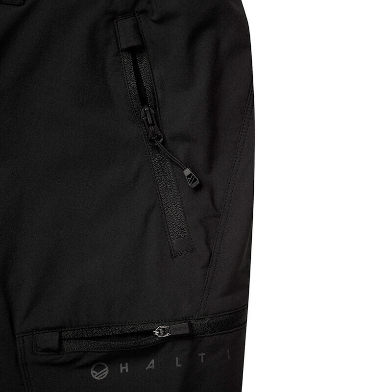 Närbild av Halti Pallas Evo X-stretch Byxor Long Dam med två fickor med dragkedja och logotyp nära nedre högra hörnet.