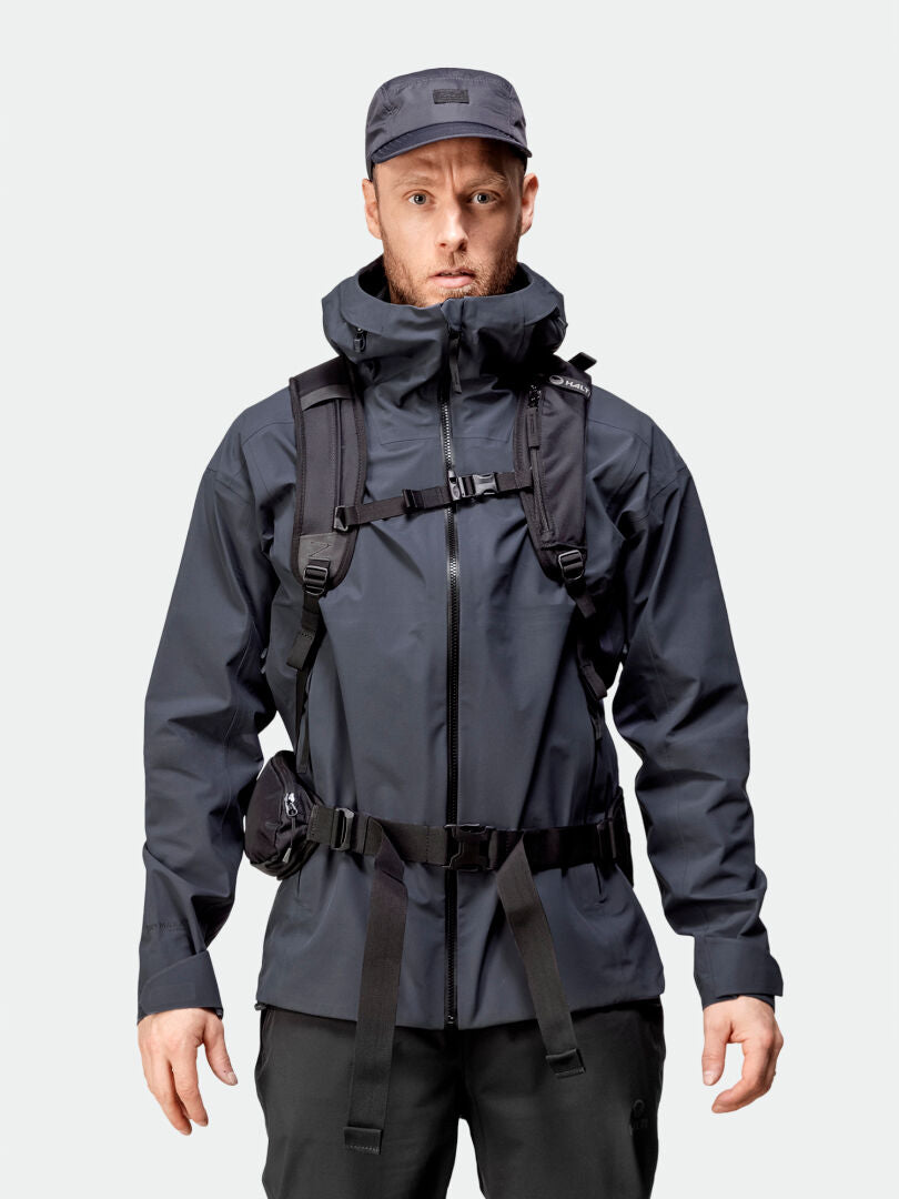 En man i Halti Kajana 3L DX Skaljacka Herr vetter framåt mot en enkel ljus bakgrund.