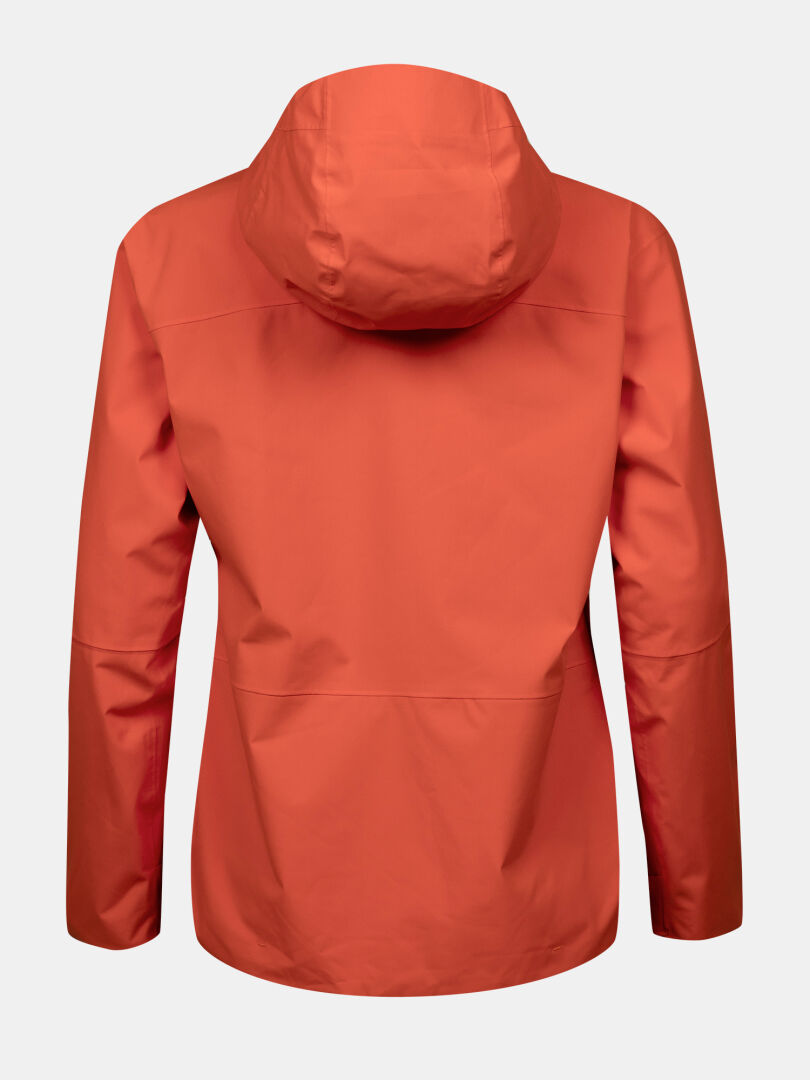 Bakifrån Halti Staala DX Skaljacka Dam, orange vattentät damjacka med långa ärmar mot ljus bakgrund.