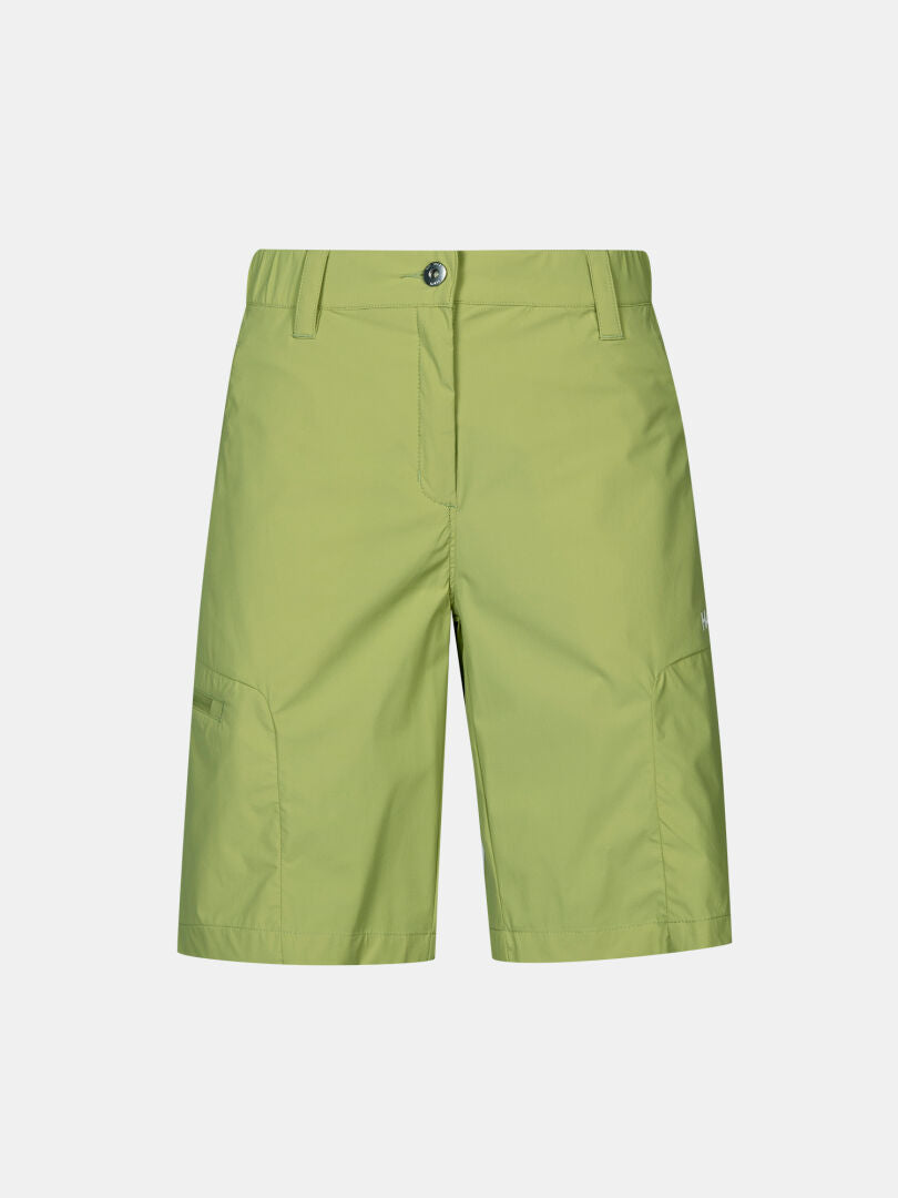 Halti Pallas Cool Shorts Dam i ljusgrönt med bälteshällor, knappstängning och sömmar fram på vit bakgrund.