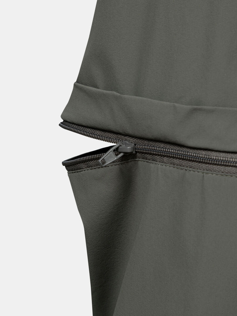 Närbild av en delvis uppdragen svart dragkedja på Halti Pallas Cool Stretch Zip-off Byxor Herr i mörkgrått.