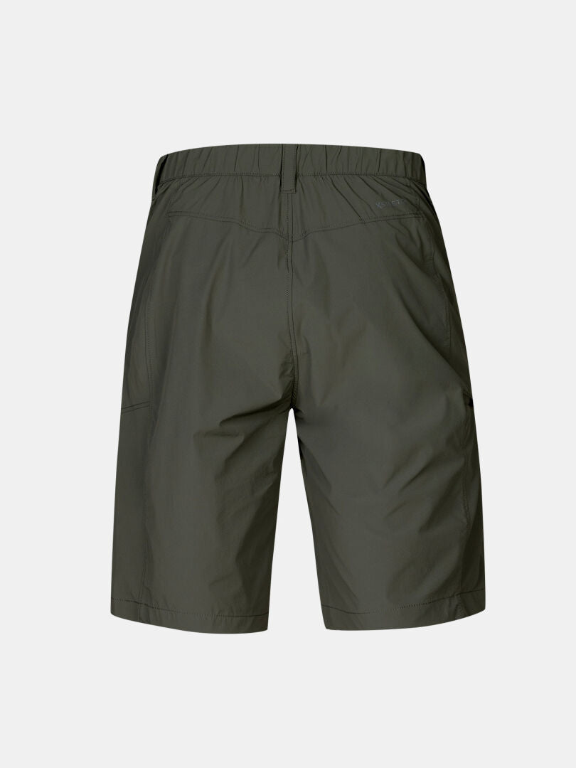 Bakifrån på Halti Pallas Cool X-stretch Shorts Herr i olivgrönt, knälånga med UPF 90+ och elastisk linning.