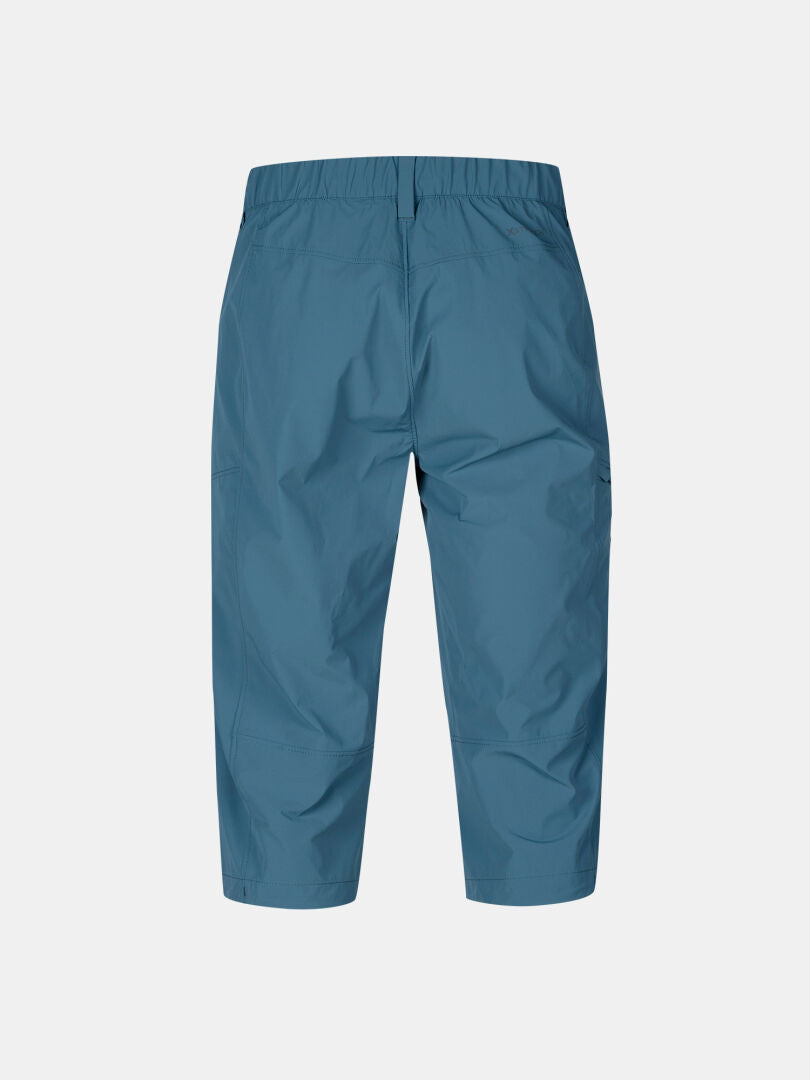 Bakifrån på Halti Pallas Cool X-stretch Capribyxor Herr i blått, elastisk midja, UPF 90+, på vit bakgrund.