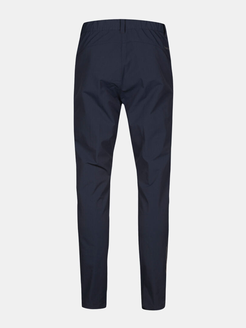 Bakifrån Halti Finholma X-stretch Herr byxor i mörk marinblå med raka ben och elastisk linning på enfärgad bakgrund.