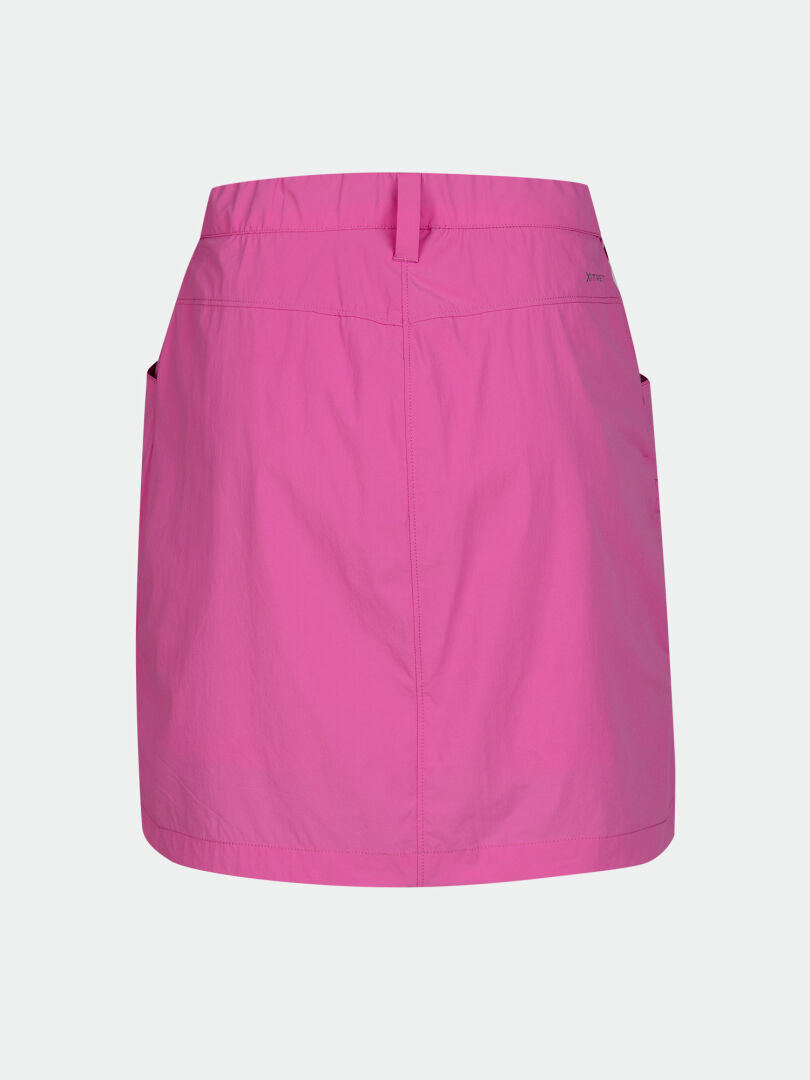 Halti Pallas Cool Skjol Dam är en rosa knälång kjol med bälteshällor och snabbtorkande fickor på vit botten.